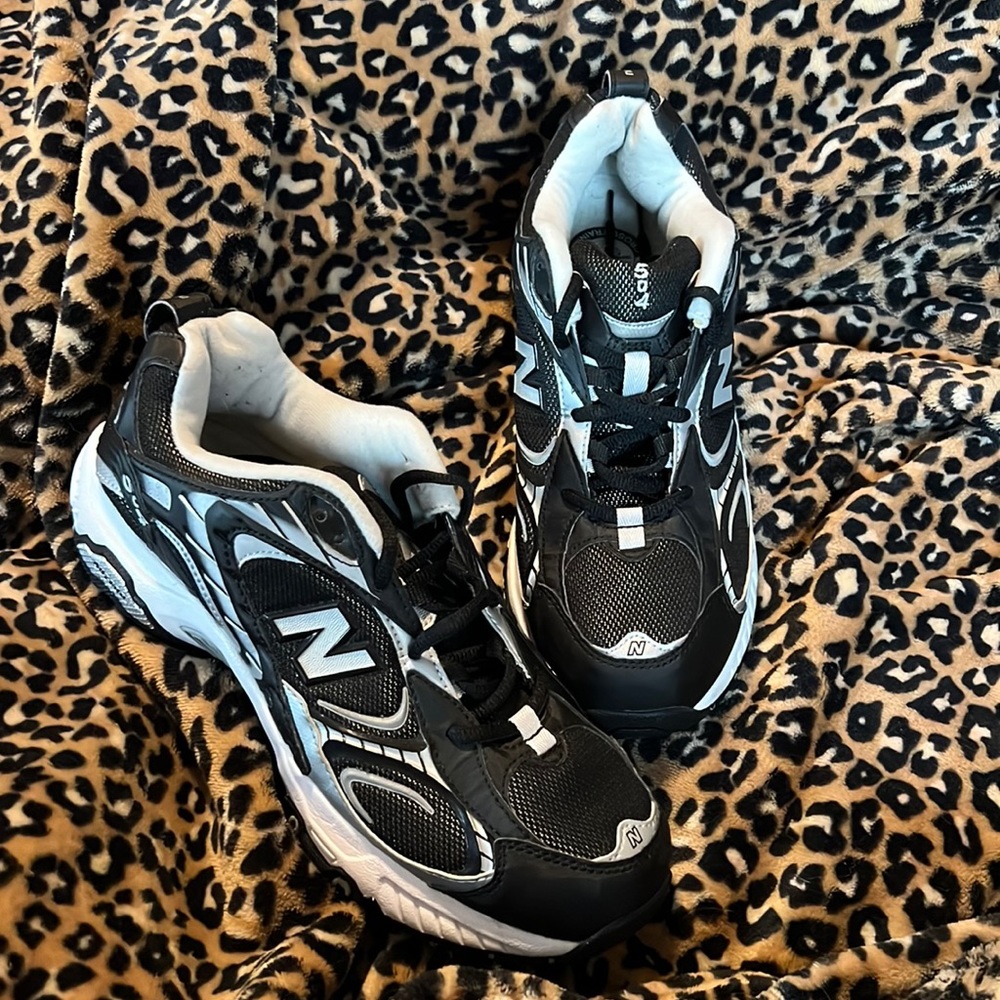 Men’s sz10 2E(extra wide)New Balance 504 cross training shoes. EUC. Black&grey
